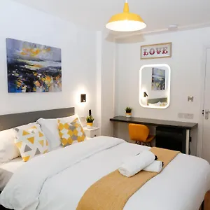 New Luxury In The Heart Of Next To Shops, Cafes, Bars & Metro With Shared Bathrooms Londra